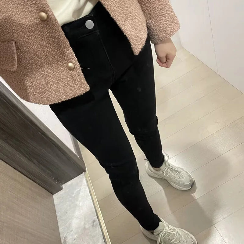Women’s thermal skinny fleece jeans by Adistore featuring winter warm stretch denim, close-up of black thermal skinny jeans with fleece lining.