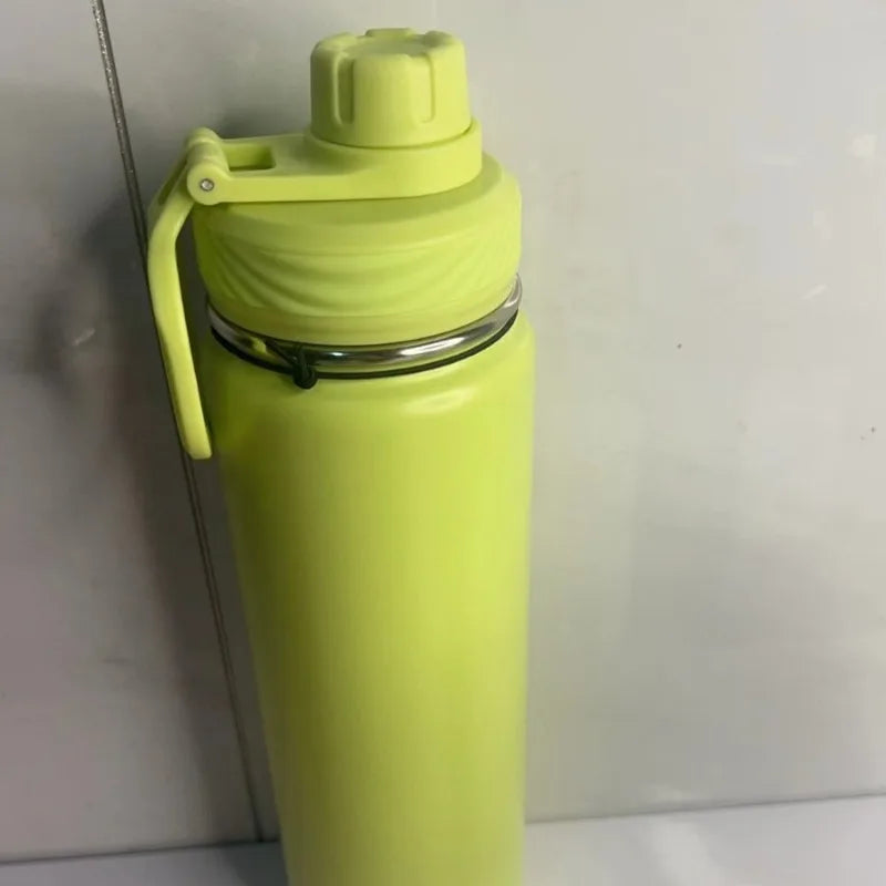 304 stainless steel insulated water bottle, 24oz vacuum sports cup by Adistore, featuring a sleek design and spill-proof lid.