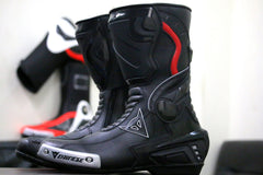 Damotogear Super Speed D1 motorcycle leather suit with matching two-piece gloves and boots, designed for rider safety and style.