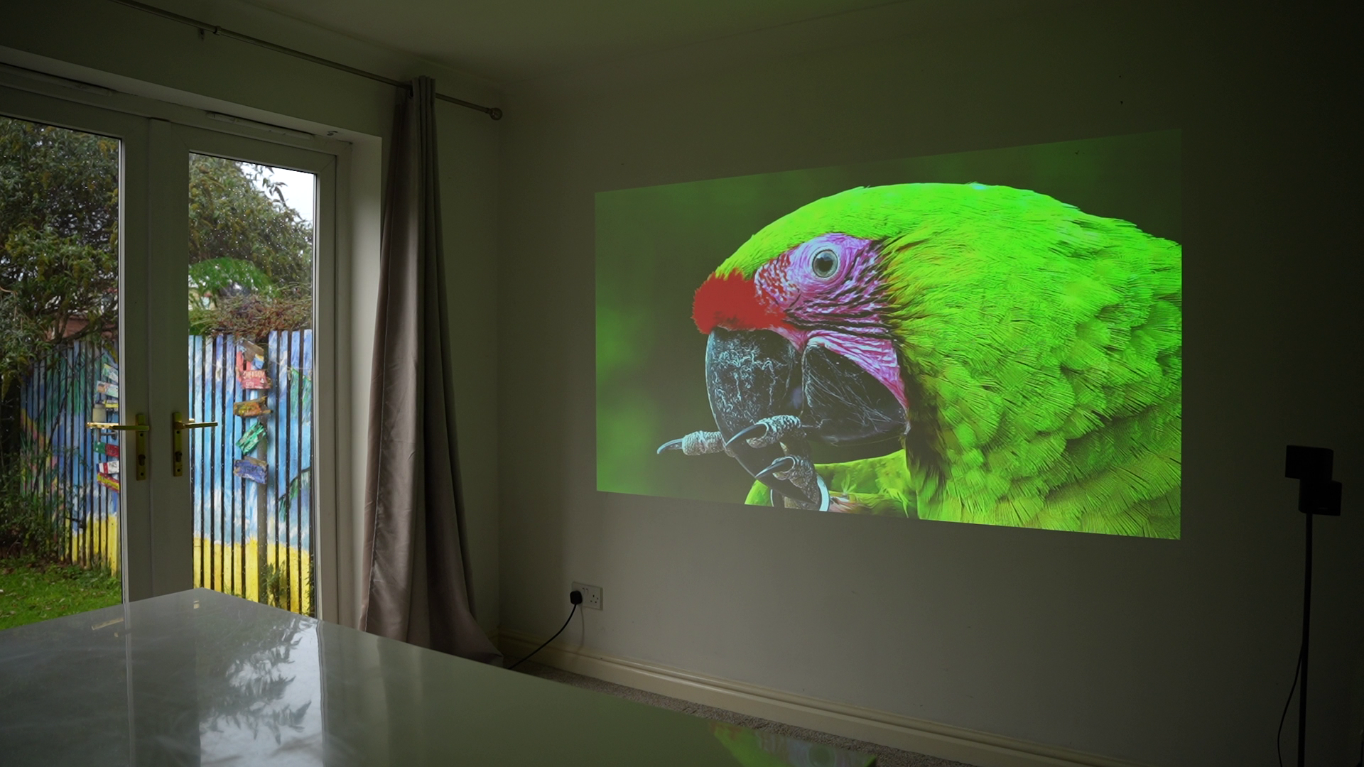 Personal Projector Pico Genie M550 Plus 4.0 smart projector displaying a full HD image with 650 lumens, portable and lightweight.