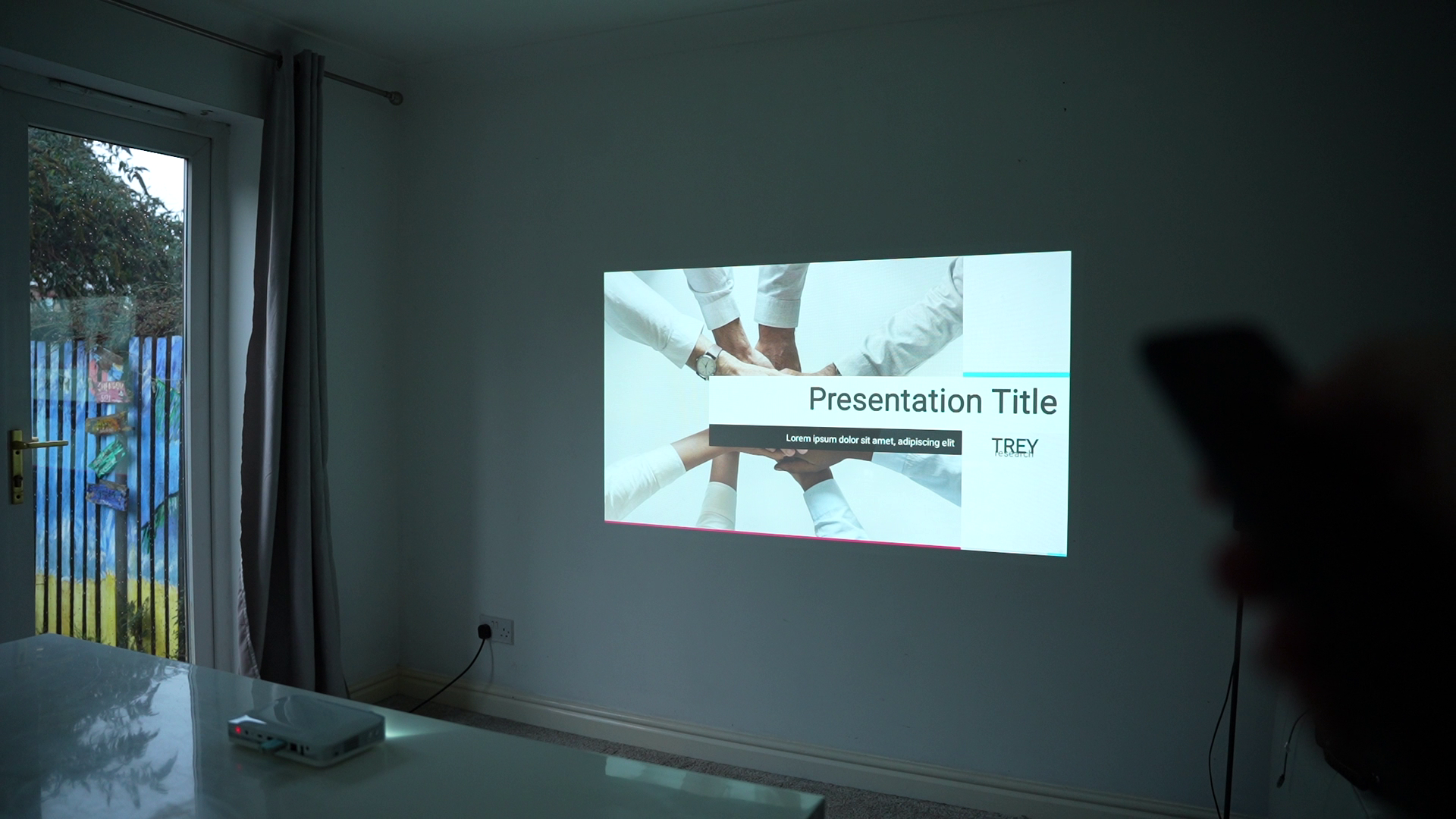 Personal Projector Pico Genie M550 Plus 4.0 smart projector displaying a full HD image with 1080p resolution and 650 lumens brightness.